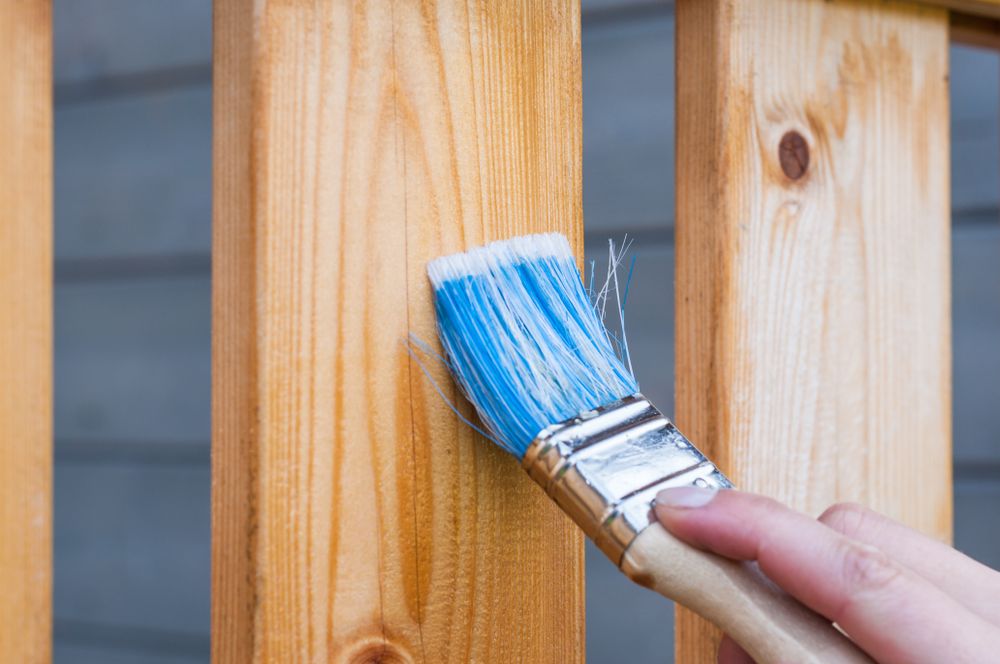 Holzschutz wird mit dem Pinsel aufgetragen